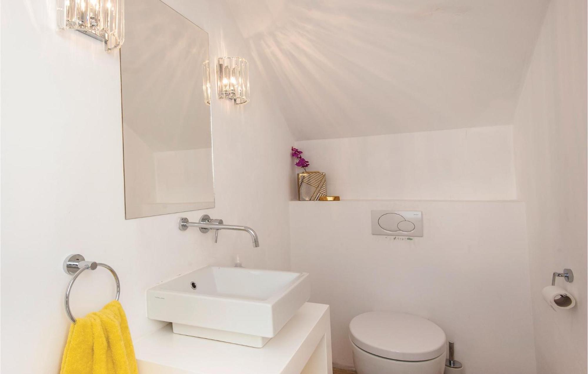 Stunning Home In Split With Outdoor Swimming Pool エクステリア 写真