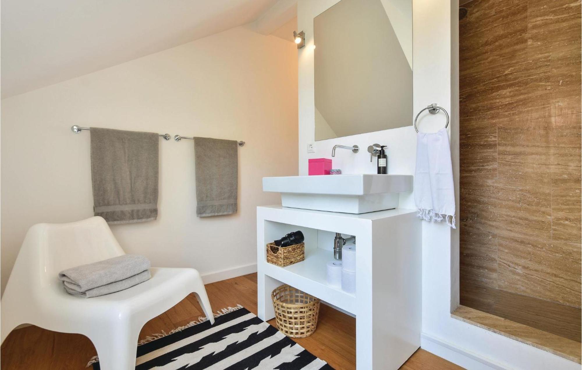 Stunning Home In Split With Outdoor Swimming Pool エクステリア 写真