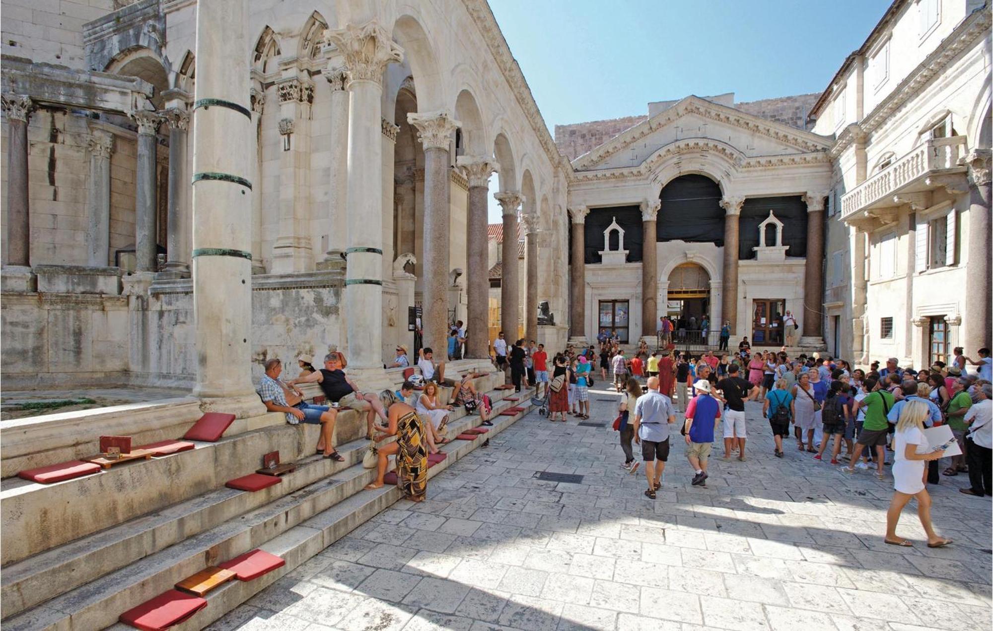 Stunning Home In Split With Outdoor Swimming Pool エクステリア 写真