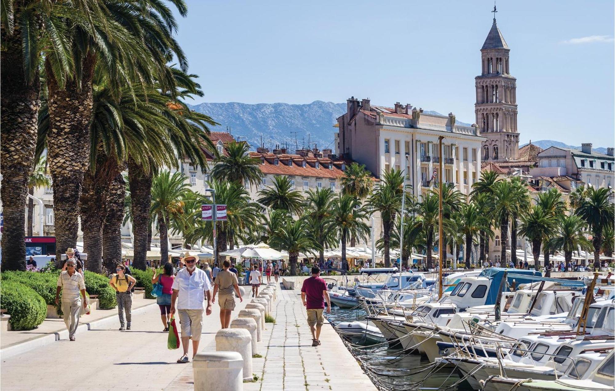 Stunning Home In Split With Outdoor Swimming Pool エクステリア 写真