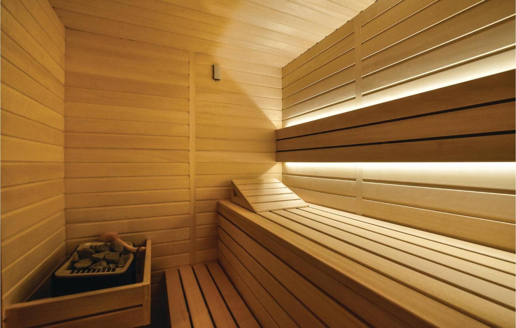 Stunning Home In Split With Outdoor Swimming Pool エクステリア 写真