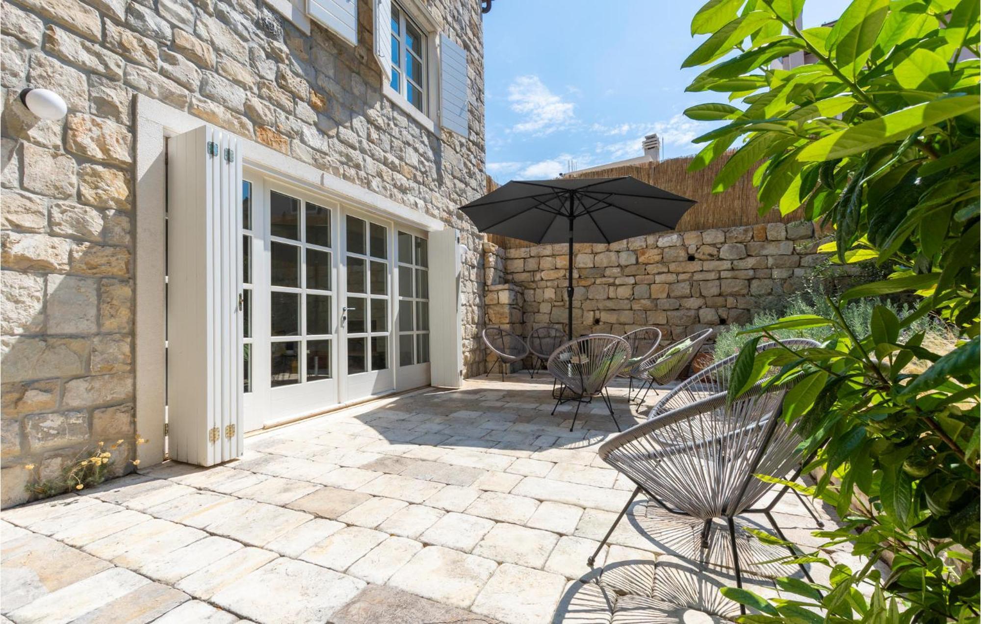 Stunning Home In Split With Outdoor Swimming Pool エクステリア 写真