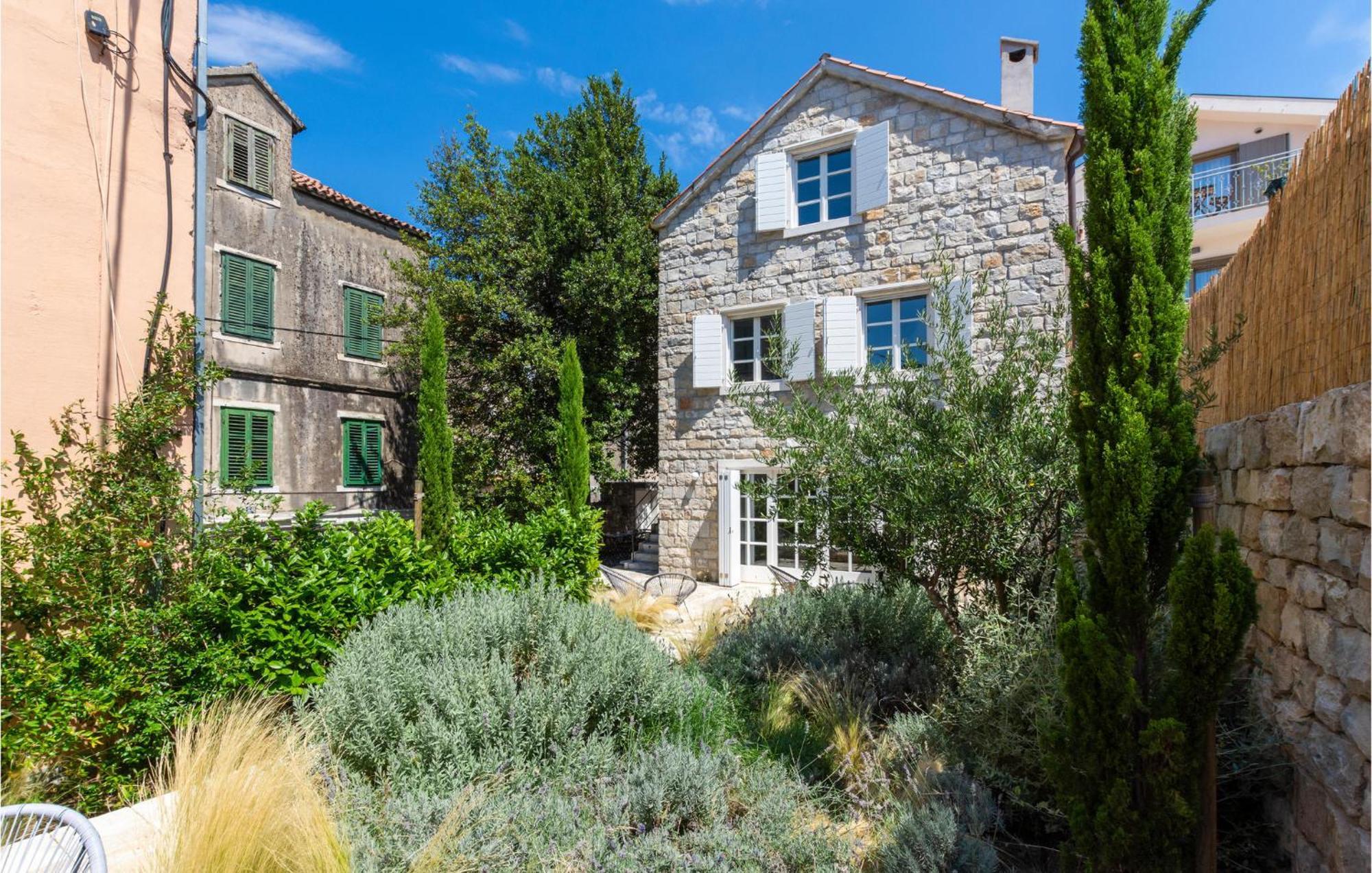 Stunning Home In Split With Outdoor Swimming Pool エクステリア 写真