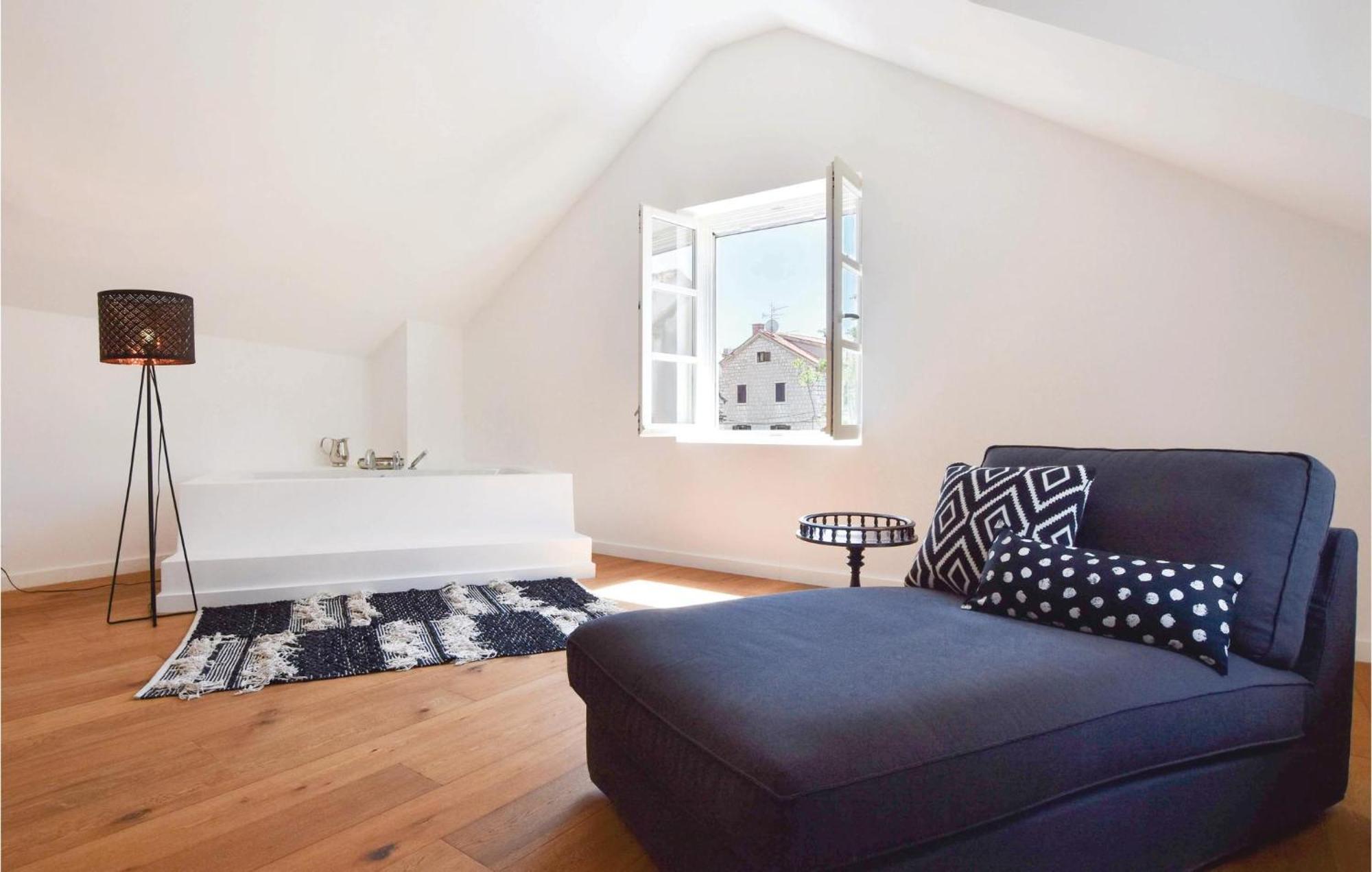 Stunning Home In Split With Outdoor Swimming Pool エクステリア 写真