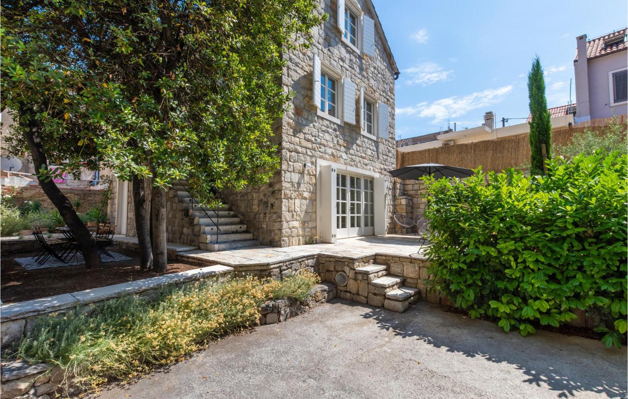 Stunning Home In Split With Outdoor Swimming Pool エクステリア 写真